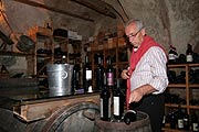 Im alten Weinkeller aus dem 12. Jahrhundert lagern Schätze, die es zu verkosten gilt (Foto: Martin Schmitz)